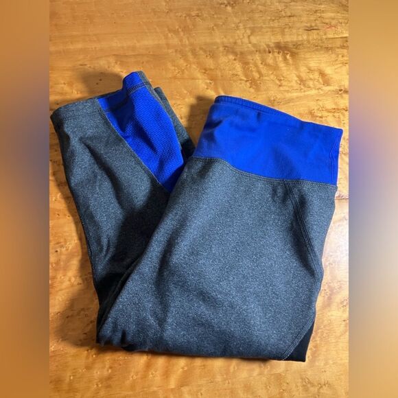 Tek Gear leggings, just below knee, great pattern, excellent condition, medium - Picture 1 of 2